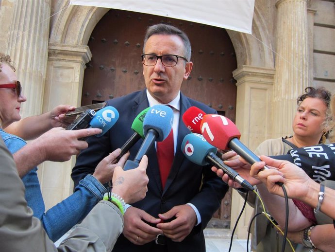El secretario general del PSRM-PSOE, Diego Conesa, atendiendo a los medios tras la reunión con el presidente de Murcia por la crisis del Mar Menor