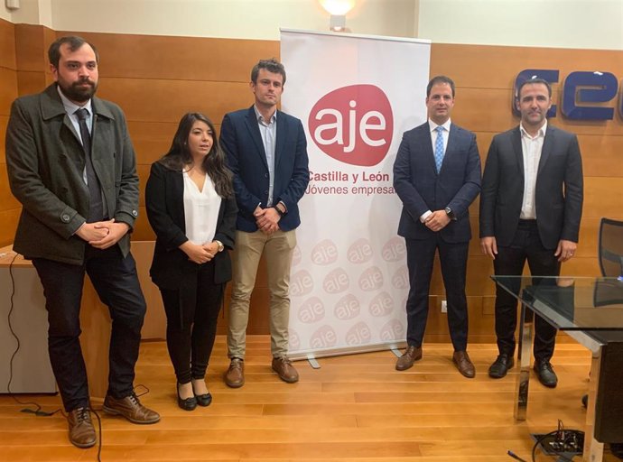 Miembros de la Directiva de AJE Castilla y León, con Jesús Ciria al frente (segundo por la derecha).
