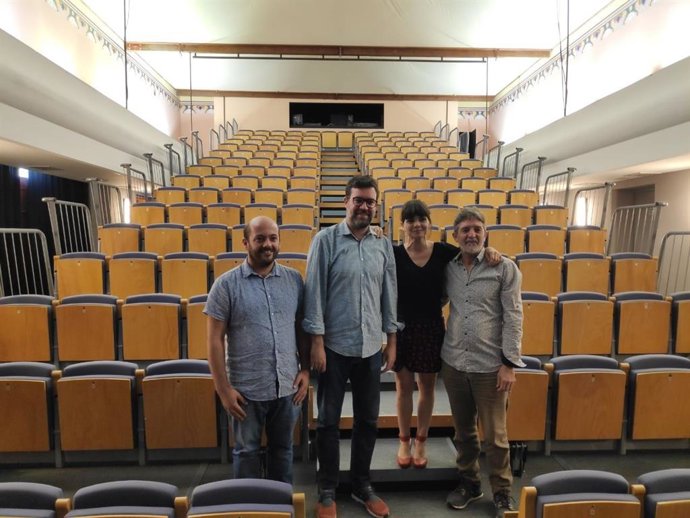 El teniente de alcalde Antoni Noguera durante la presentación de la obra 'Senyoreta Júlia' con la actriz Agns Llobet, entre otros