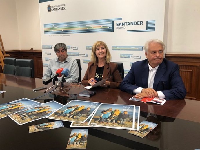 El propietario de los Cines Groucho de Santander, José Pinar; la concejal de Cultura de Santander, María Luisa Sanjuán, y el presidente de honor de la Fundación Araguaney-Puente de Culturas, Ghaleb Jaber Ibraim