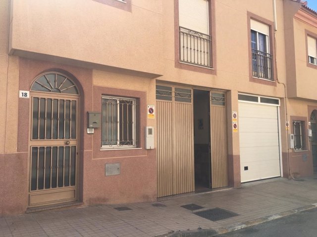 Vivienda frente a la que ha sido detenida una mujer por la muerte de su hijo en El Ejido (Almería)