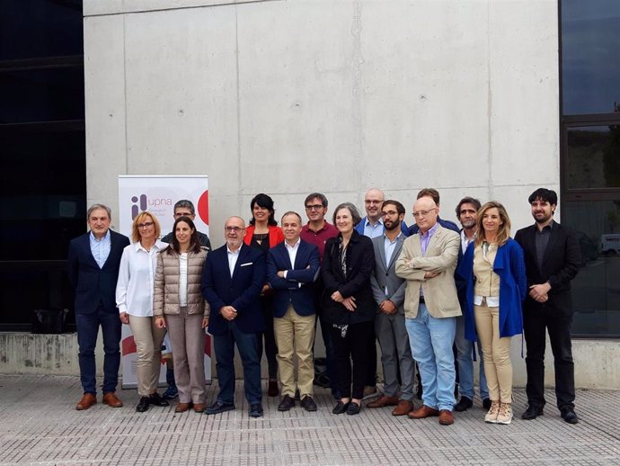 El consejero Cigudosa y representantes del Gobierno de Navarra, de los seis institutos de investigación de la UPNA y de la propia universidad
