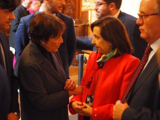 La delegdad del Gobierno en CyL, Mercedes Martín (I), con la ministra Margarita Robles en la celebración de Santa Teresa de Jesús,