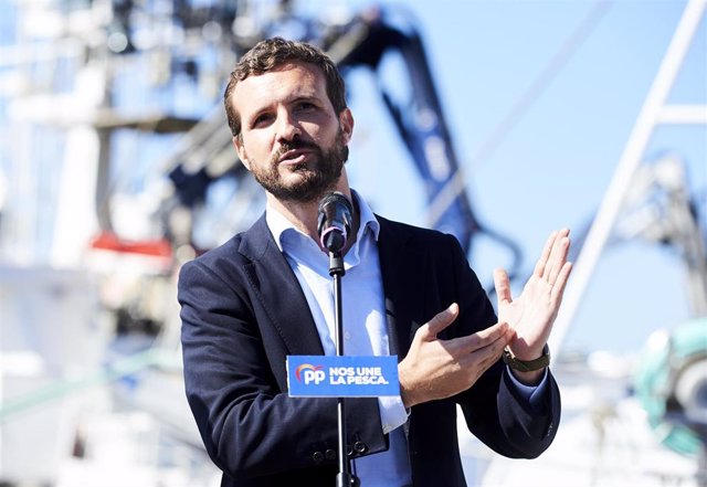 El presidente del Partido Popular, Pablo Casado, ofrece declaraciones a los medios de comunicación, en el puerto de Santoña (Cantabria), a 10 de octubre de 2019.