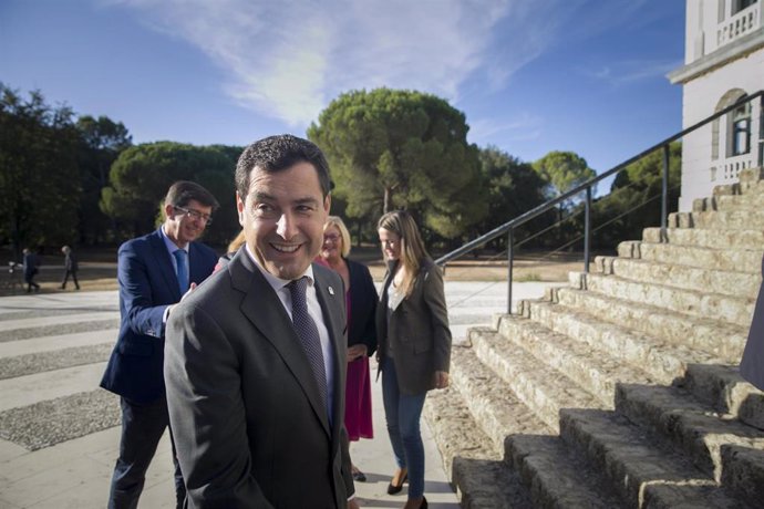 El presidente de la Junta de Andalucía, Juanma Moreno (c)  preside la reunión del Consejo de Gobierno en el Palacio El Acebrón, con motivo de la conmemoración del 50 aniversario del Parque Nacional de Doñana; En Huelva, a 15 de octubre de 2019.