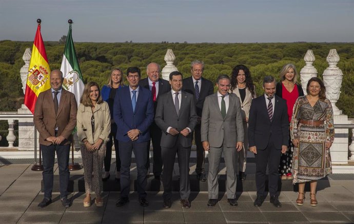 El presidente de Junta de Andalucía, Juanma Moreno (c) posa junto a los consejeros de la Junta, en una foto institucional en el Palacio del Acebrón, donde se ha celebrado el consejo de Gobierno con motivo del 50 aniversario del Parque Nacional de Doñana