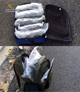 Maleta y mochila con los siete kilos de marihuana incautados en Córdoba