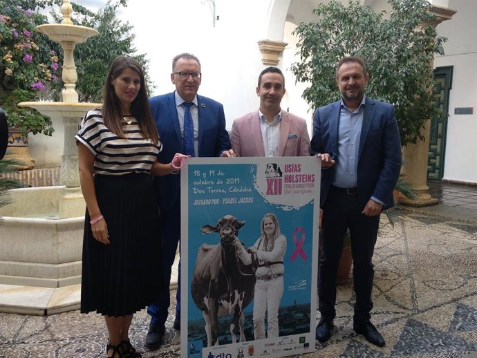 Díaz (segundo por la izda.), junto a Cabello, en la presentación de la Feria de Ganado Frisón Usías Holsteins