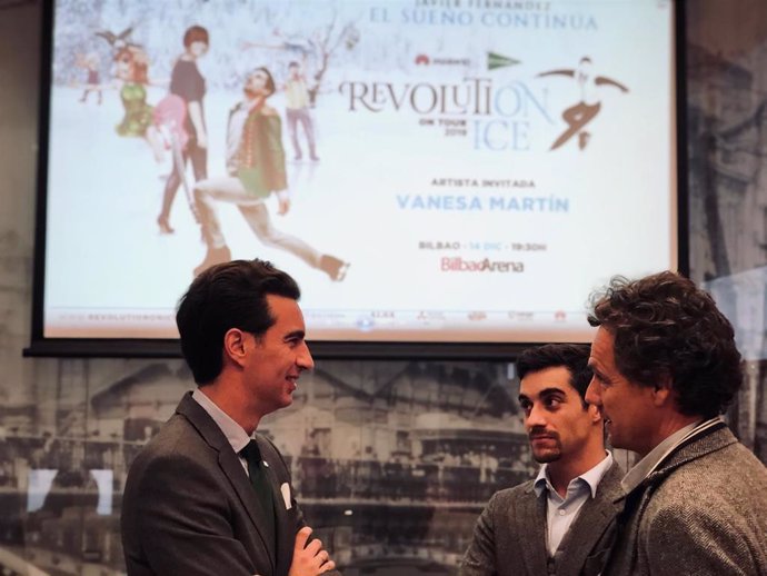 Presentación del "Revolution on Ice", con la presencia del patinador Javier Fernández y del concejal de Desarrollo Económico del Ayuntamiento de Bilbao, Xabier Ochandiano.