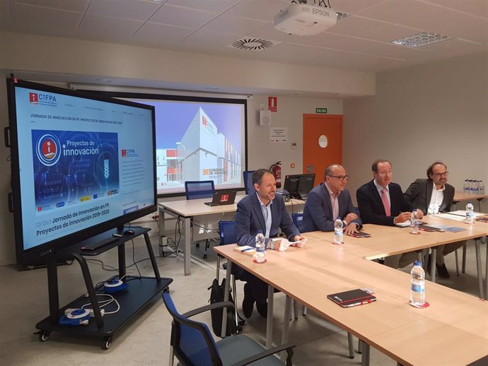 Reunión del consejero de Educación de Aragón, Felipe Faci, con los directores de los centros integrados de FP.