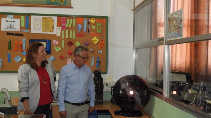 La delegada de Educación, María del Carmen Castillo, visita las instalaciones del IES Celia Viñas