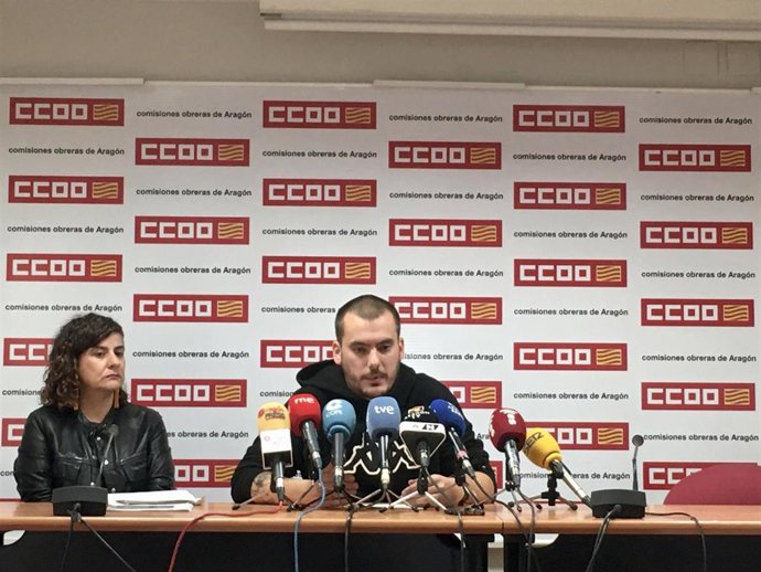 La secretaria de Juventud de Comisiones Obreras Aragón (CCOO), Elena Pérez y el responsable de Juventud, Luis Quintana.