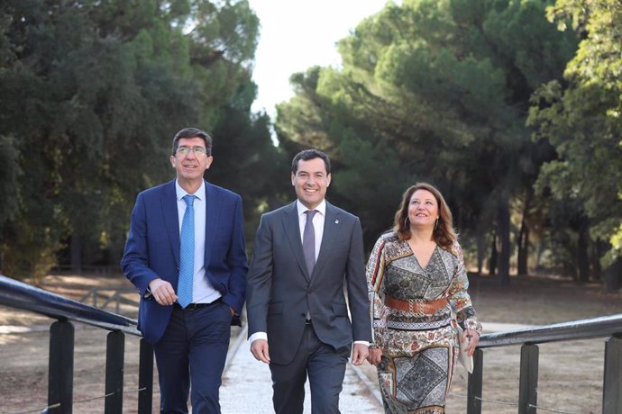 El presidente de la Junta de Andalucía, Juanma Moreno (c) llega al Palacio El Acebrón, donde se celebra el Consejo de Gobierno con motivo de la conmemoración del 50 aniversario del Parque Nacional de Doñana; acompañado del vicepresidente de la Junta de 