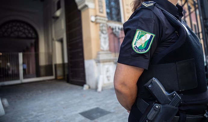 Imagen de una agente de la Unidad de Policía de la Junta en el Palacio de San Telmo, sede de la Presidencia de la Junta.