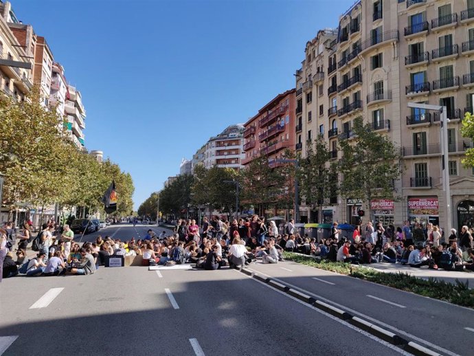 Manifestantes independentistas cortan la avenida Parallel de Barcelona
