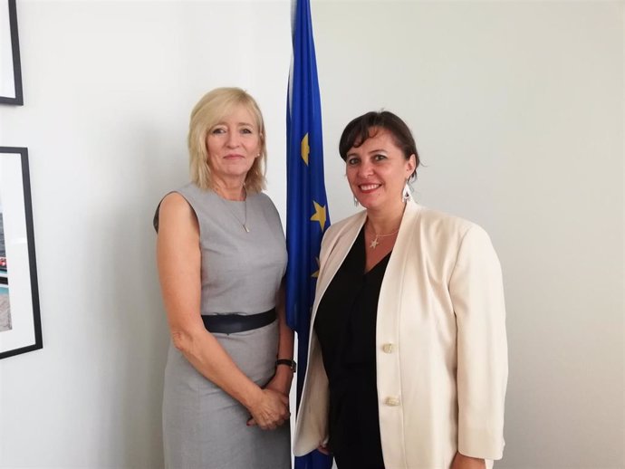 La defensora del Pueblo Europeo, Emilly O'Rilley, con la portavoz del BNG en Europa, Ana Miranda