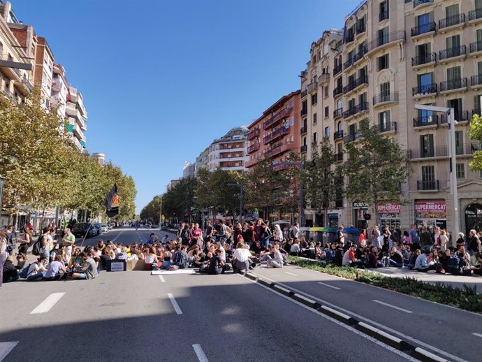 Diversos manifestants independentistes tallen l'avinguda Parallel de Barcelona