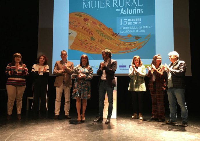 La alcaldesa de Carreño, Amelia Fernández; la alcaldesa de El Franco, Cecilia Pérez; el presidente de la Junta General del Principado de Asturias, Marcelino Marcos; la premiada, Maria Josefa Vega; y el consejero de Desarrollo Rural, Alejandro  Calvo.