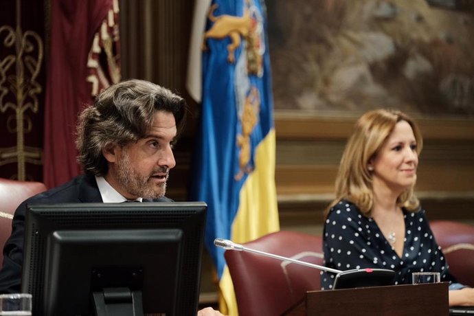 El presidente del Parlamento de Canarias, Gustavo Matos, lee una declaración institucional con motivo del Día Internacional de las Mujeres Rurales