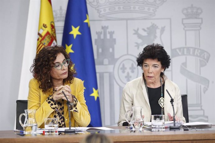 La ministras de Hacienda y de Educación, María Jesús Montero e Isabel Celáa, en rueda de prensa tras el Consejo de Ministros 