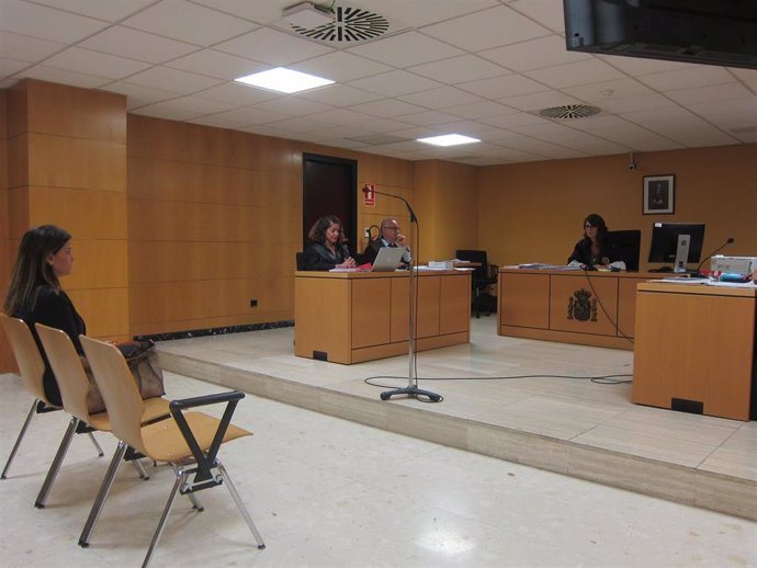 La exconcejal de Cs en el Ayuntamiento de Santa Cruz de Tenerife, Matilde Zambudio, en la vista judicial de medidas cautelares