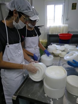 Dos trabajadores en una quesería de Málaga que participa en un proyecto para emplear a personas con diversidad funcional