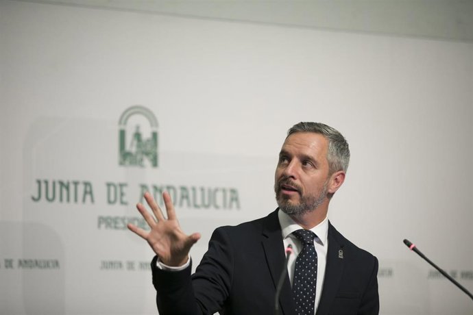 El consejero de Hacienda, Juan Bravo, en la rueda de prensa de presentación del proyecto de Presupuestos de Andalucía de 2020. 