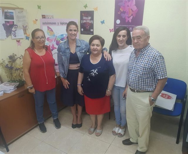 Rus (di) junto a responsables de Aluja.