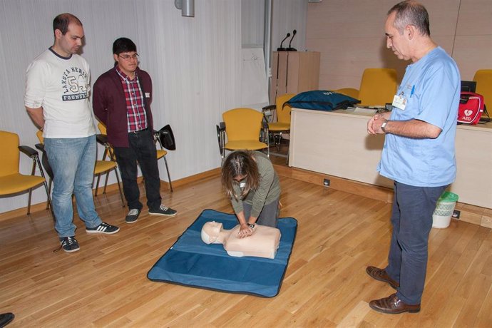 El Hospital Virgen del Rocío enseñará a los ciudadanos cómo iniciar las maniobras de resucitación cardiopulmonar