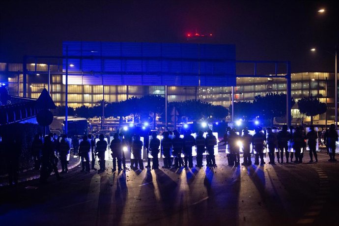 Policías en el Aeropuerto de Barcelona-El Prat, donde se ha producido una protesta por la sentencia del Tribunal Supremo sobre el juicio del procés, en Barcelona (España), a 14 de octubre de 2019.