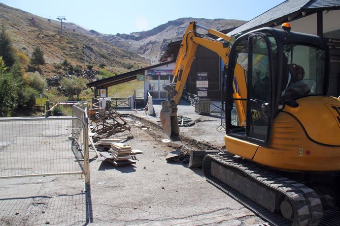Sierra Nevada inicia la reparación de la plaza de Andalucía de Pradollano