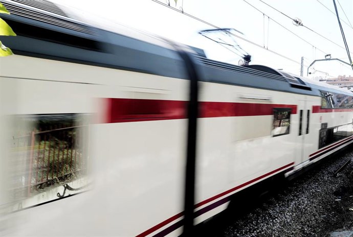 Un tren del servicio de Cercanias Renfe en una las vias de una estación.