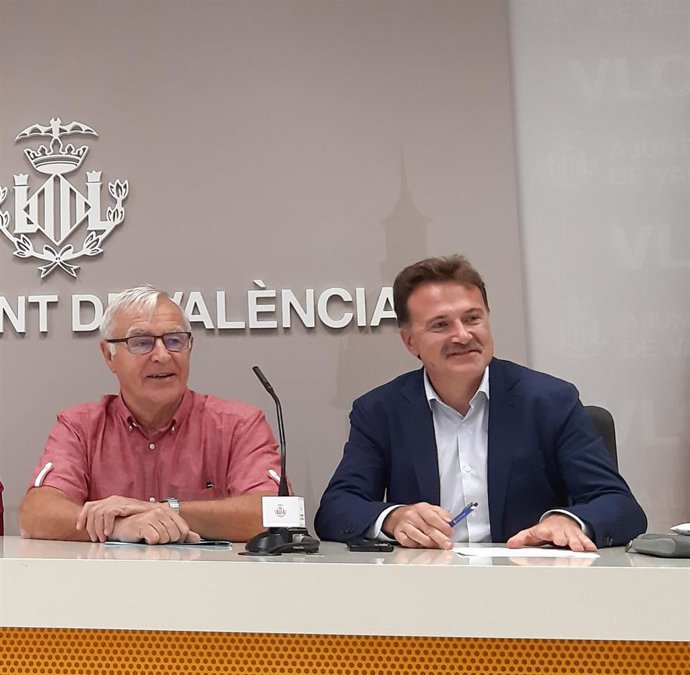 El alcalde de Valncia, Joan Ribó, y el concejal de Movilidad y presidente de la EMT, Giuseppe Grezzi, en la rueda de prensa de este martes.