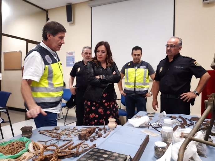 La subdelegada del Gobierno, Catalina Madueño, revisa las piezas intervenidas