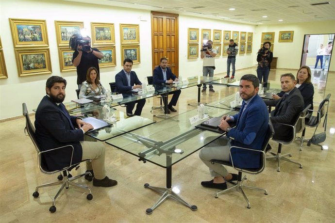 El presidente de Murcia reunido con los alcaldes del Mar Menor para abordar la situación de la laguna salada