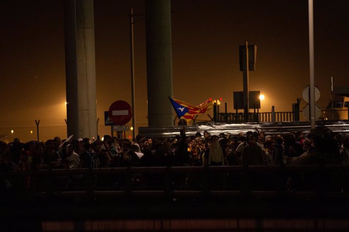 Manifestants amb una bandera estelada a l'Aeroport de Barcelona-el Prat, on s'ha produt una protesta per la sentncia del Tribunal Suprem sobre el judici del procés, a Barcelona (Espanya), 14 d'octubre del 2019.