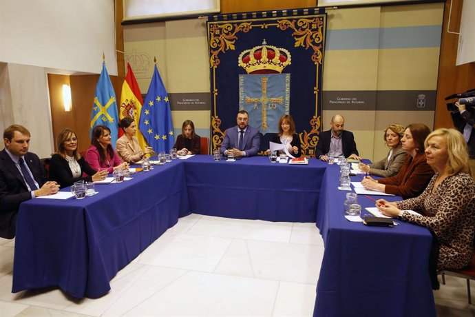 El presidente del Principado, Adrián Barbón, preside la mesa de estudio sobre la reforma de la financiación autonómica, junto a la consejera Ana Cárcaba y los portavoces de la Junta General del Principado de Asturias.