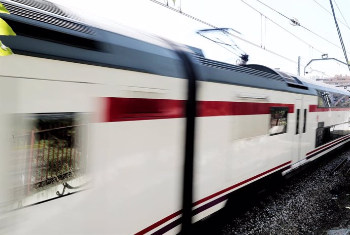 Un tren del servicio de Cercanias Renfe en una las vias de una estación.