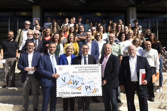 Fotografía de familia en la puerta de la Facultad de Química tras la presentación del sello y la entrega de diplomas a los institutos