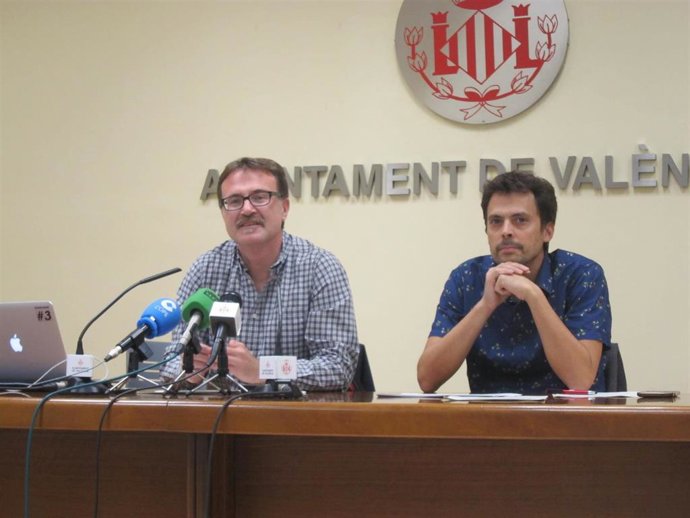 Guiseppe Grezzi y el gerente de la EMT, Josep Enric García , en imagen de archivo