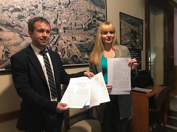 Julio Millán y María Cantos muestran el contrado redactado a mano con Castillo en 1961