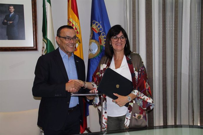 El presidente de la Diputación de Huelva, Ignacio Caraballo, y la rectora de la UHU, Antonia Peña.