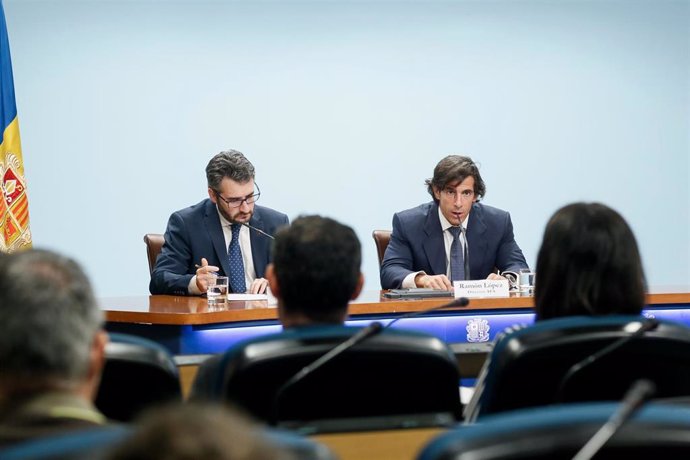 El ministro de Finanzas, ric Jover, y el director general de la Autoridad Financiera, Ramón López, en la rueda de prensa este martes al mediodía