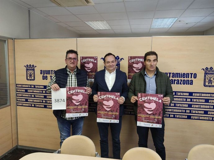 El alcalde de Tarazona, Luis José Arrechea; el presidente de la Asociación Centinela, Juan Antonio Calvo y el presidente del Club de Atletismo Tarazona, Manuel Calavia