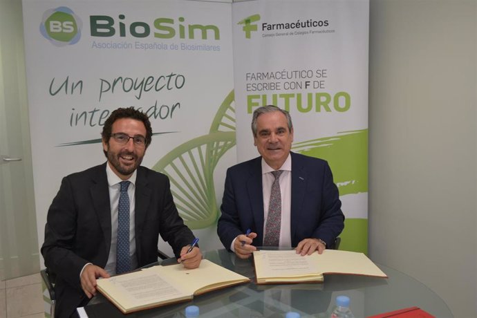 Izq a der: el presidente de Biosim, Joaquín Rodrigo; y el presidente del Consejo General de Colegios Oficiales de Farmacéuticos, Jesús Aguilar