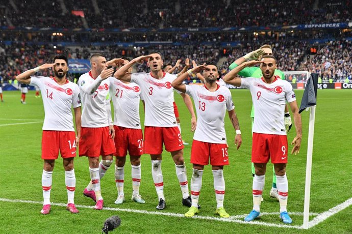 14 October 2019, France, Paris: Turkish players make a military salute after scoring their side's first goal during the the UEFA EURO 2020 qualifying Group H soccer match between France and Turkey at the Stade de France. Photo: Julien Mattia/Le Pictoriu