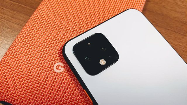 Google Pixel 4 sobre funda con el logo de la compañía