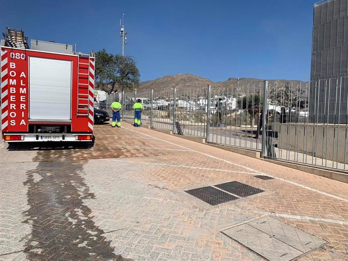 Bomberos asisten el incendio del Centro de Artes Escénicas de Níjar (Almería)