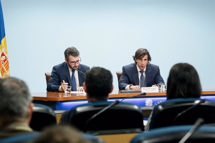 El ministre de Finances, ric Jover, i el director general de l'Autoritat Financera, Ramón López, en la roda de premsa aquest dimarts al migdia.