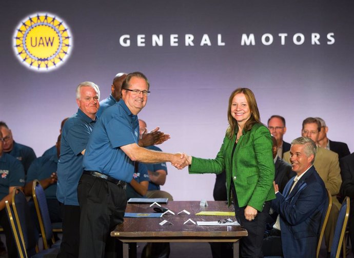La presidenta y consejera delegada de General Motors, Mary Barra, y el presidente del sindicato de automóviles, Gary Jones
